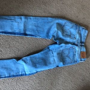 LIGHT WASH LEVI JEANS